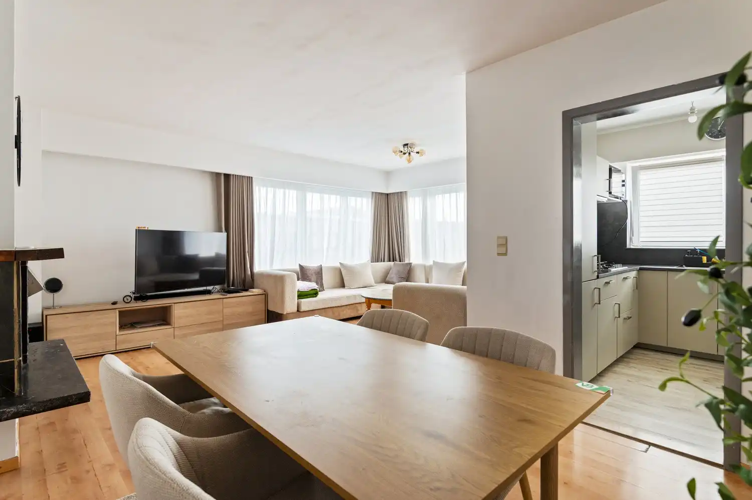 Appartement met 2 slaapkamers en 2 garages in de Unitas Wijk! foto 9