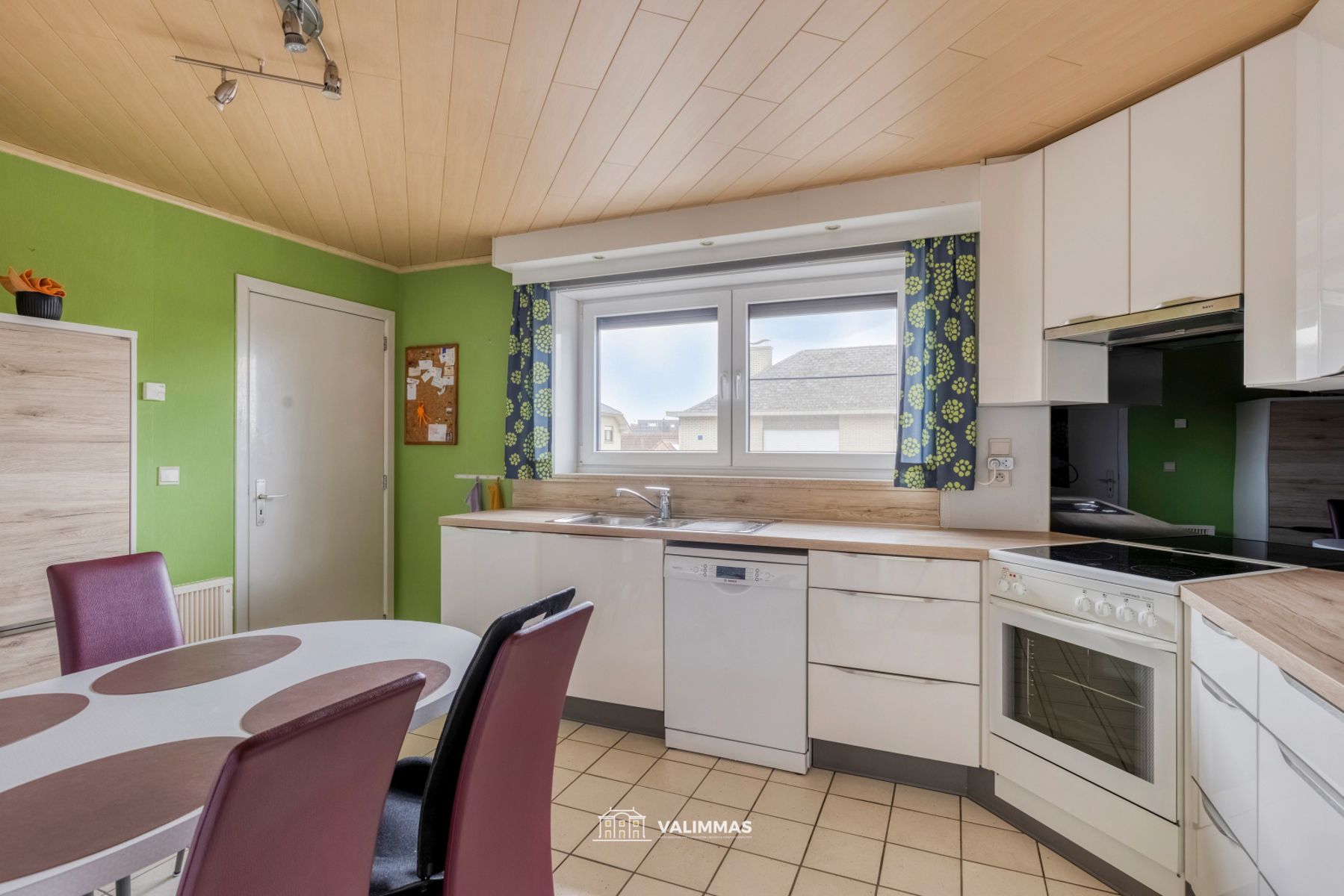 Residentieel gelegen driegevelwoning met mooie tuin & garage foto 8