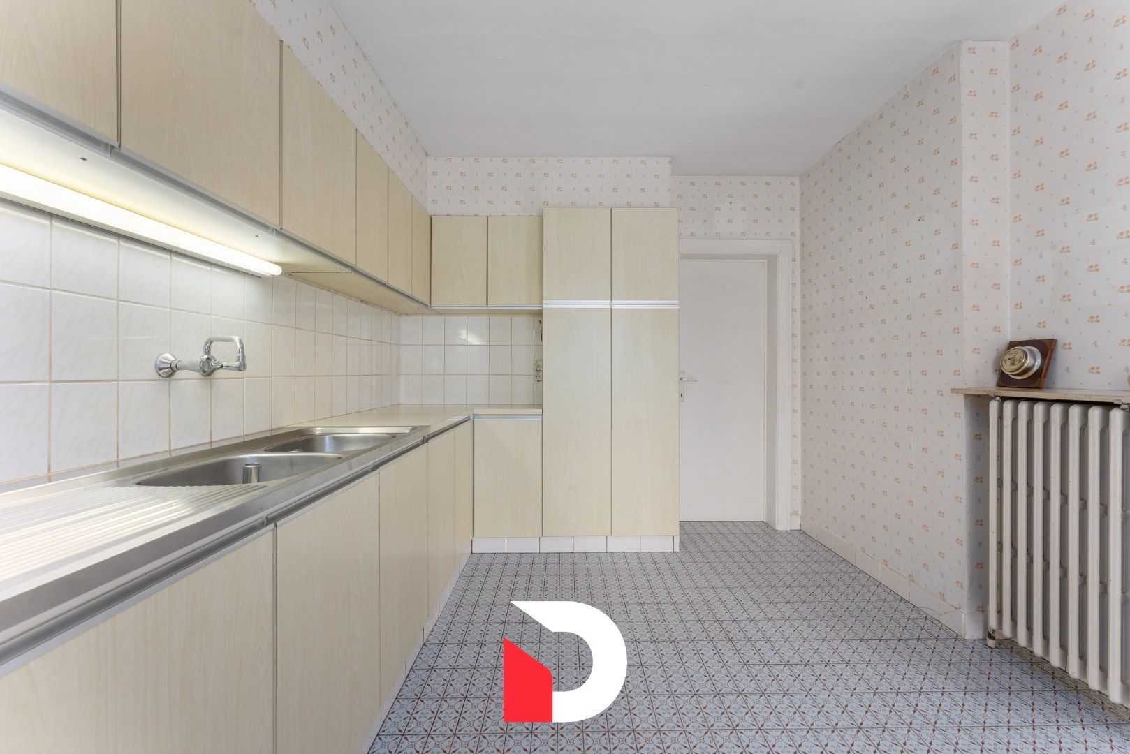 Deze statige halfopen woning is gelegen op een gegeerde en kindvriendelijke buurt te Oostkamp. foto 6