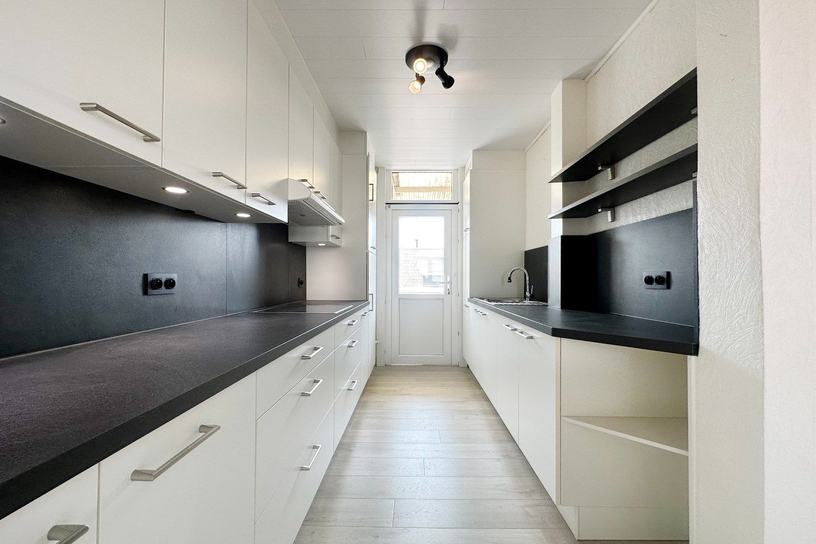 Prachtige interbellumwoning onderverdeeld in drie ruime appartementen foto 5