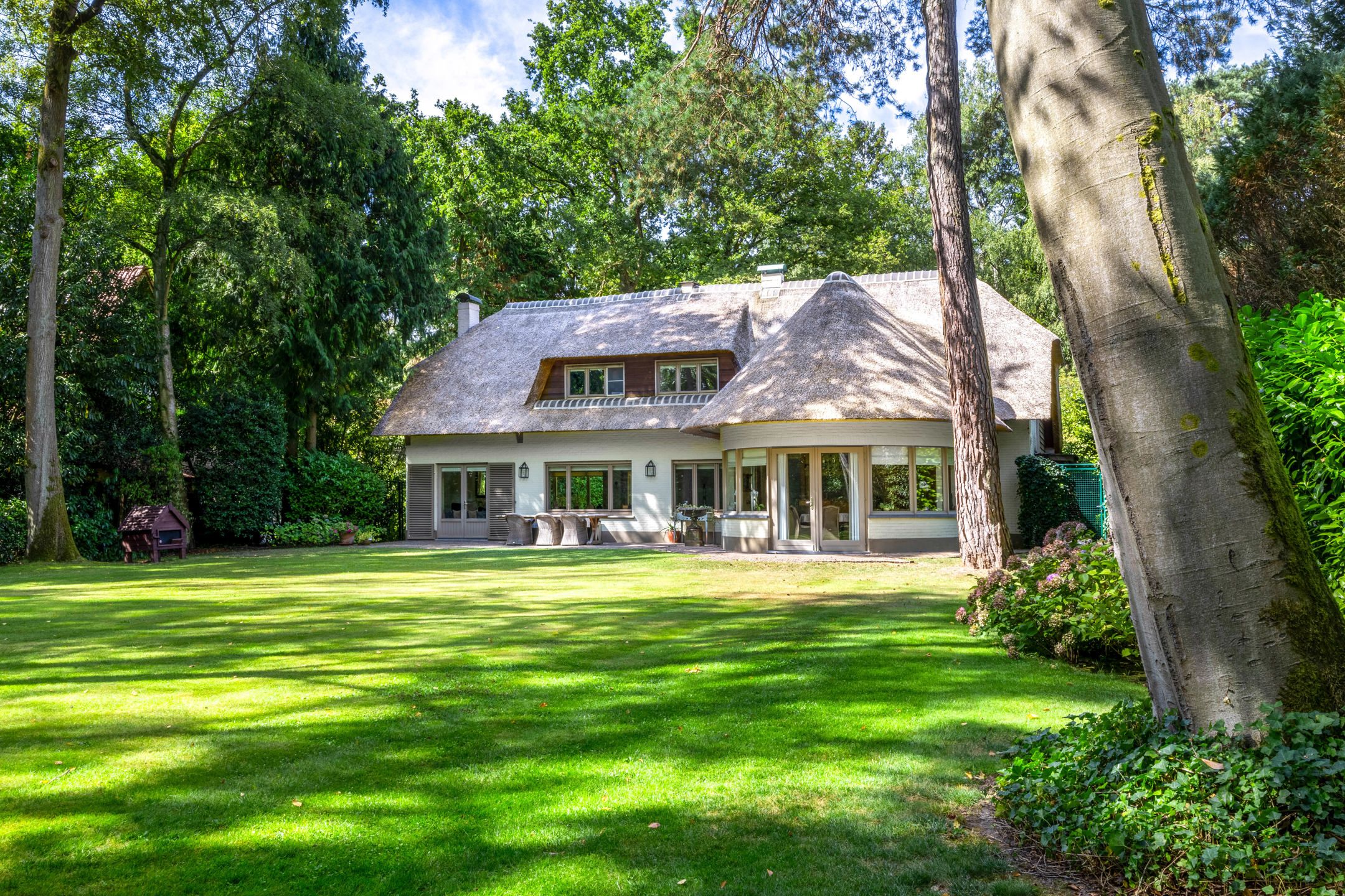 Charmante klasse-villa met rieten dak in bosrijke omgeving foto {{pictureIndex}}
