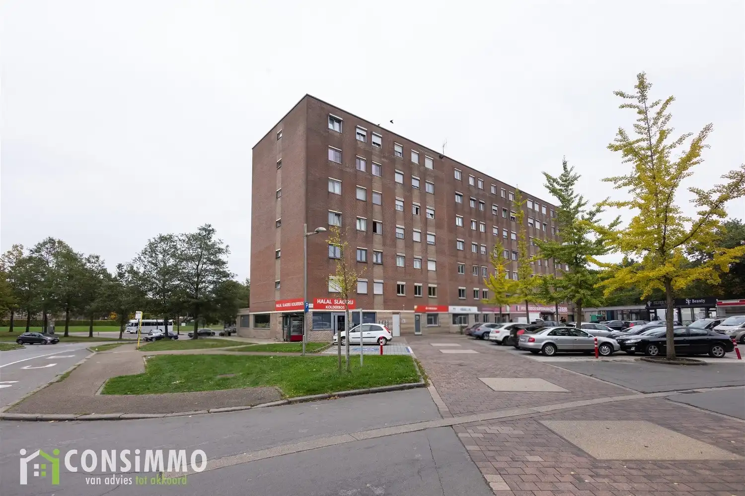 op te knappen appartement met 3 slaapkamers en overdekt terras in Genk foto 2