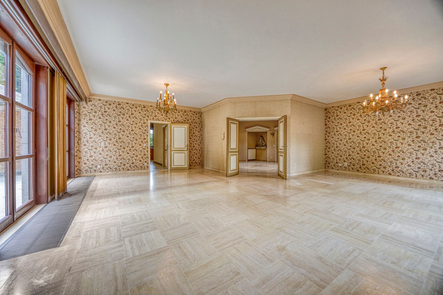 STATIGE VILLA VOOR PRIVE OF VRIJ BEROEP MET RUIME TUIN  foto 6