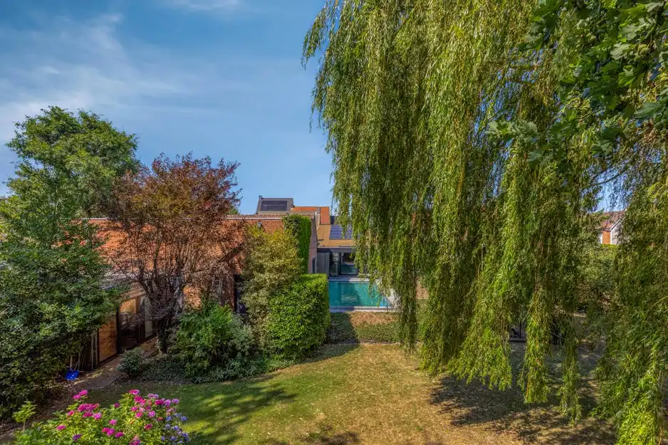 Verrassend groene parel nabij centrum Overmere foto {{pictureIndex}}