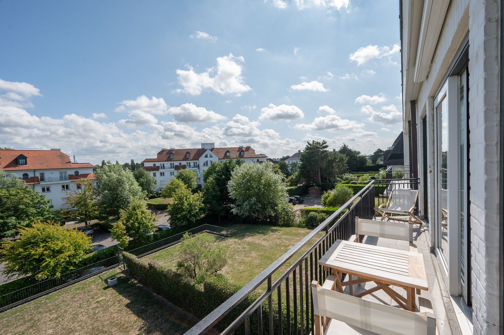 Hedendaags, instapklaar zuidgericht appartement, rustig gelegen in het Zoute. foto {{pictureIndex}}