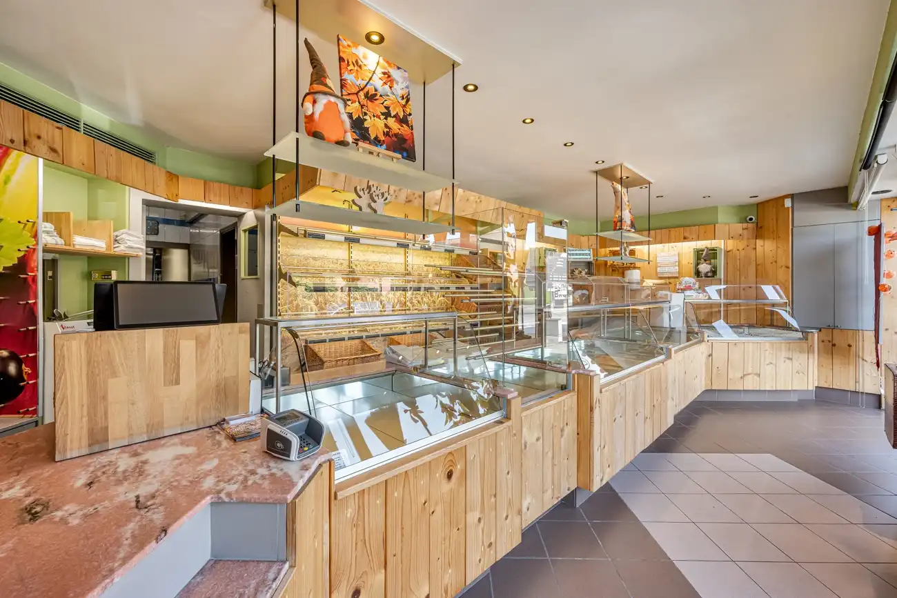 Strategisch gelegen handelspand met winkelruimte (bakkerij) met inpandige garage, grote werkruimte (ca. 145m²) en aangename tuin met open zicht in Ertvelde! foto 3