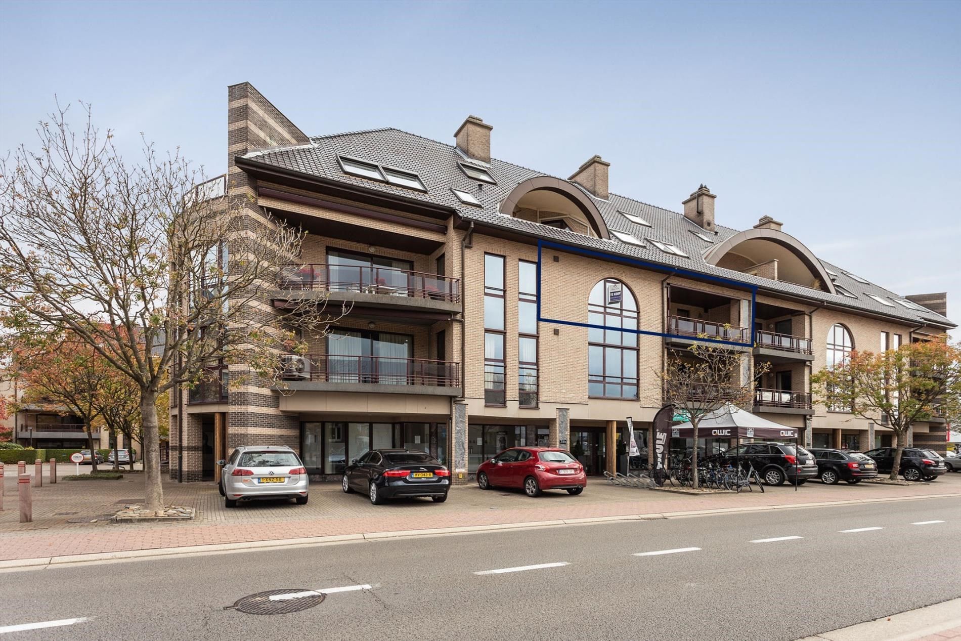 Riant appartement in het centrum van Maaseik met 2 slaapkamers en 2 autostandplaatsen. foto {{pictureIndex}}