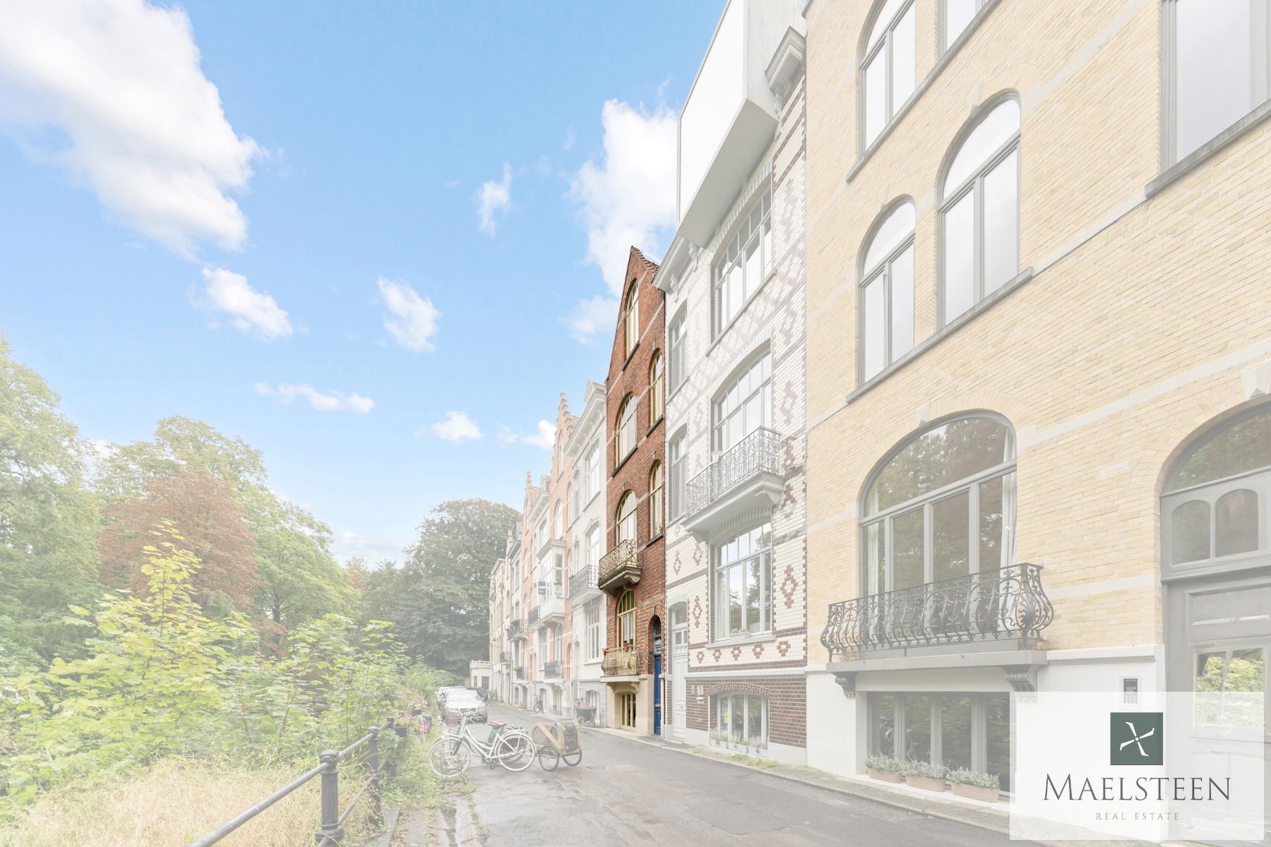 Te renoveren neoclassicistische woning op de rand van Bruge foto 6