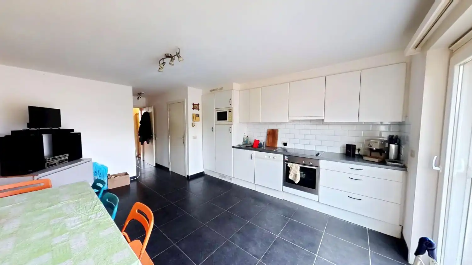 Recent appartement met 1 slaapkamer en heel ruim terras! Unieke investeringskans of ideaal startersappartement. foto 2