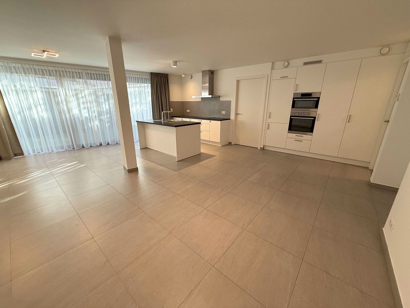 Nieuwbouwappartement met 3 slaapkamers, groot terras en autostaanplaats te huur in centrum Leuven foto 3