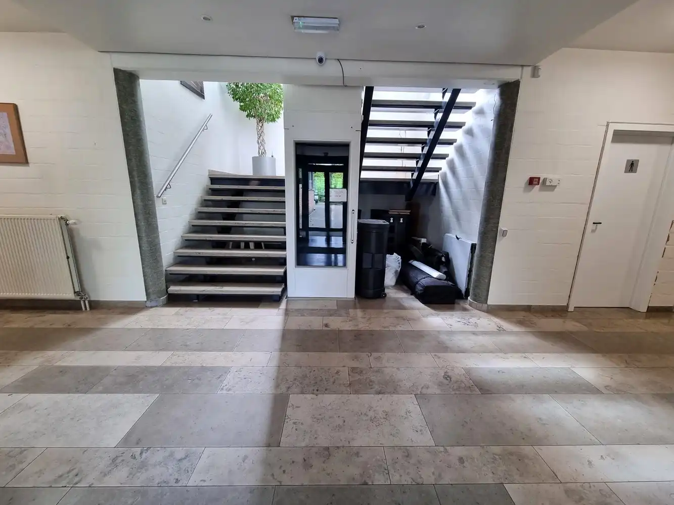 Kantoorgebouw met vergaderzalen en opleidingslokalen, bruto vloeropp 1146m² op een perceel van 44a48ca. foto 12