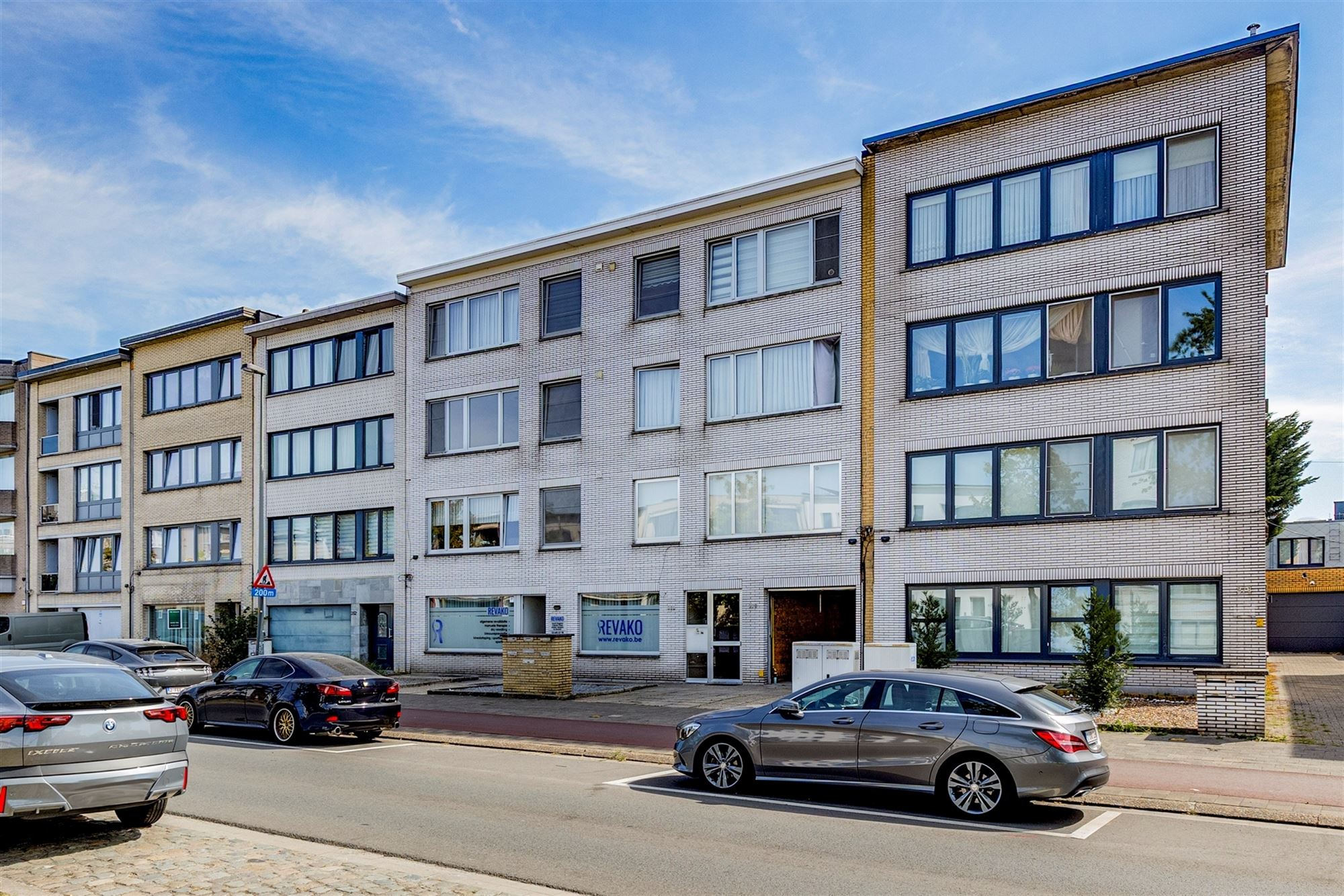 Ruim op te frissen 2 slk appartement met terras foto 2