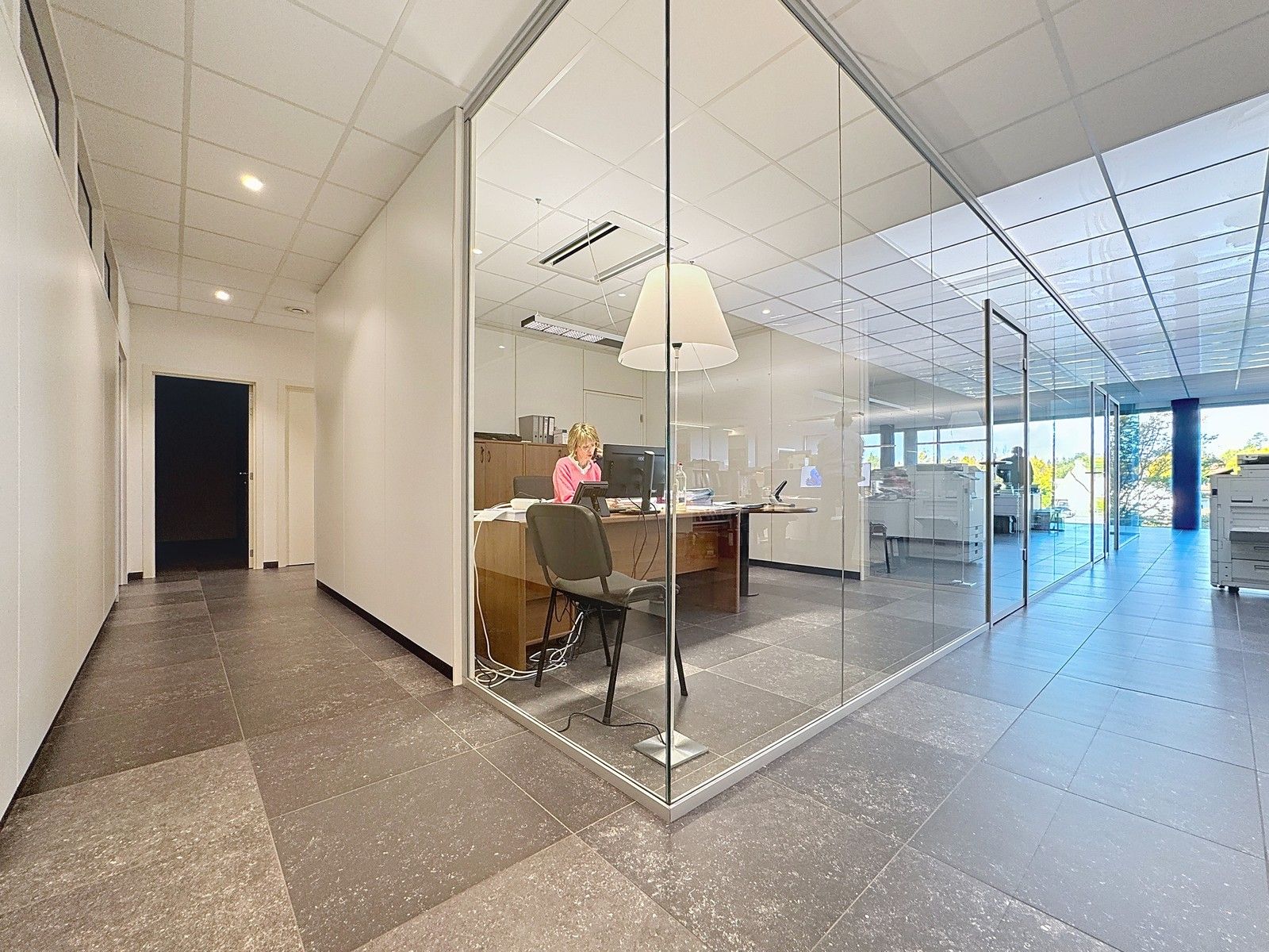 Exclusieve KANTOORRUIMTE (380 m²) met UITSTRALING op toplocatie (op 500m van autosnelwegen), voorzien van modern comfort en maximale zichtbaarheid te Loppem! foto 4