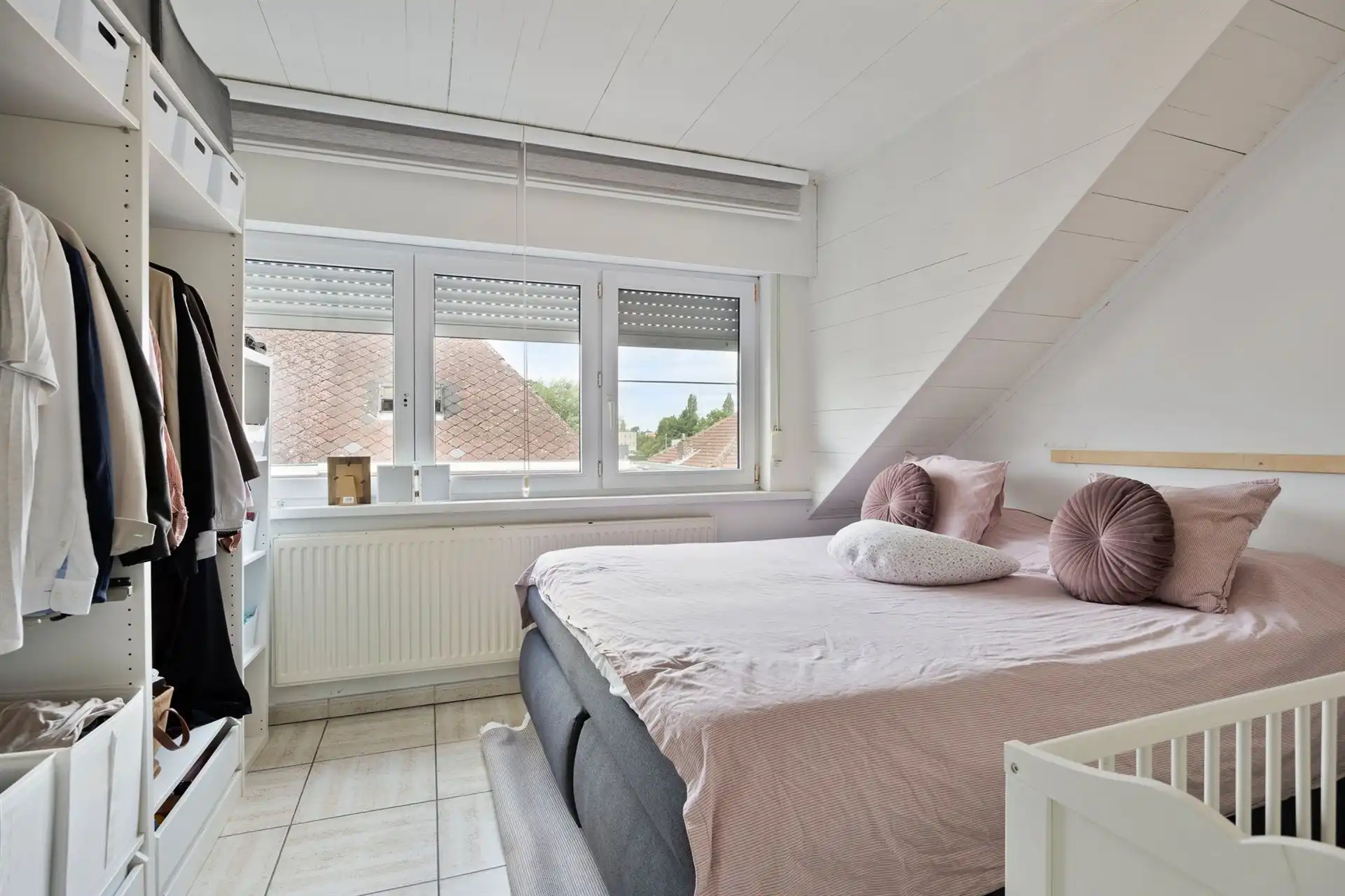 Bel-étage met drie slaapkamers en garage.  foto 17