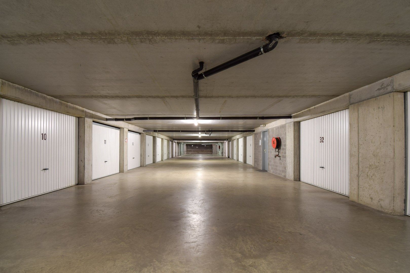 Ruime en praktische garagebox foto 4