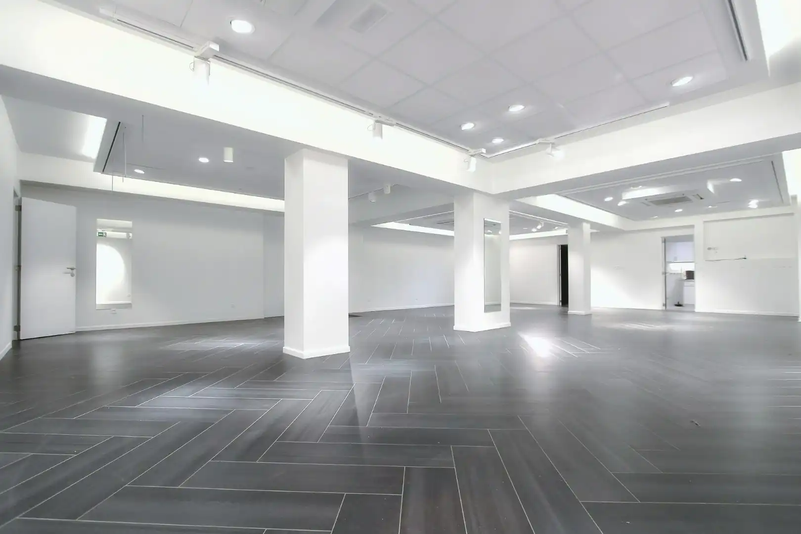 Breed instapklaar handelspand 320 te huur Knokke  foto {{pictureIndex}}