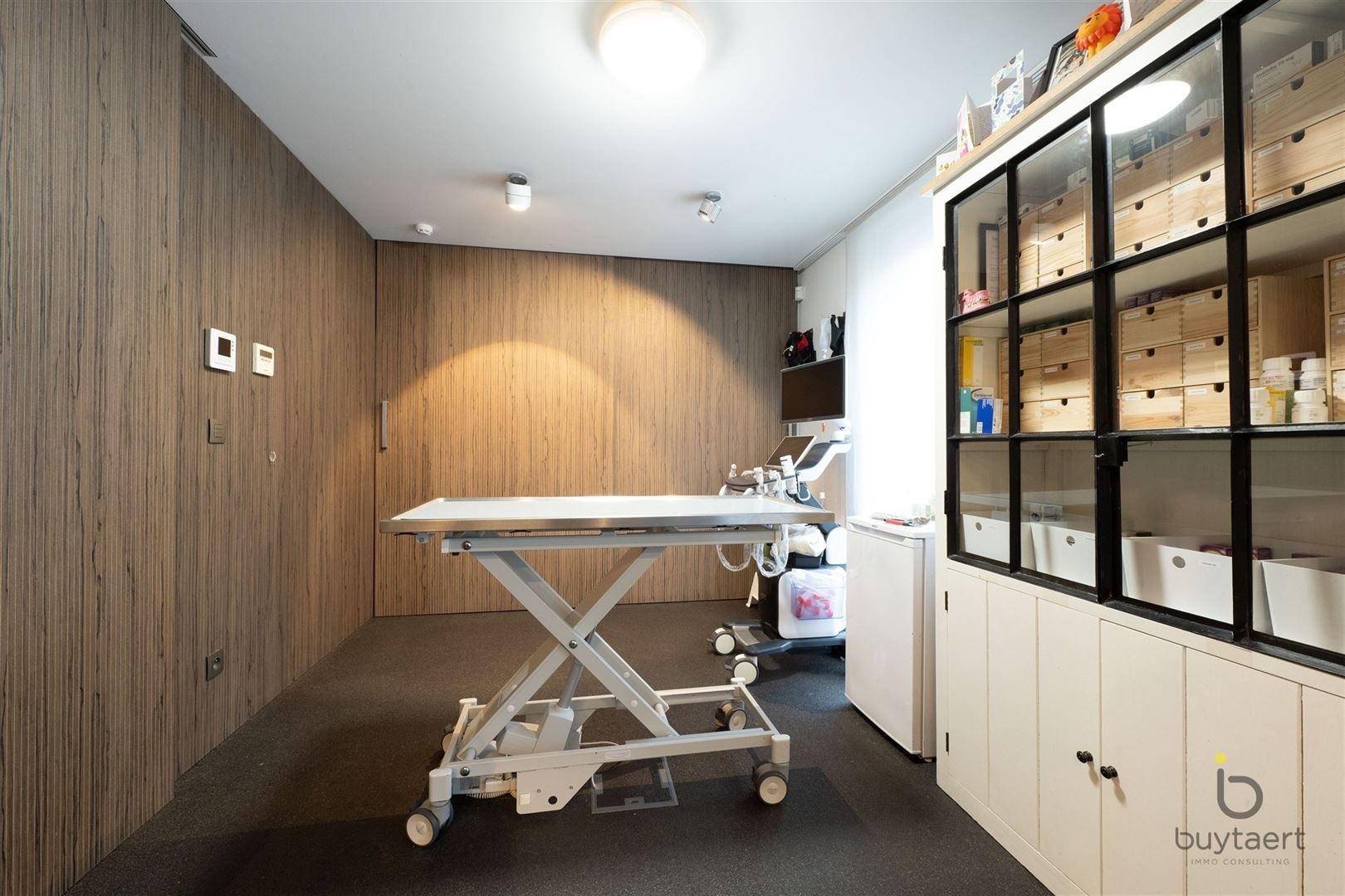 RUIME EN LICHTRIJKE PRAKTIJK IN GELIJKVLOERSAPPARTEMENT MET PRIVÉ-TUIN foto 16