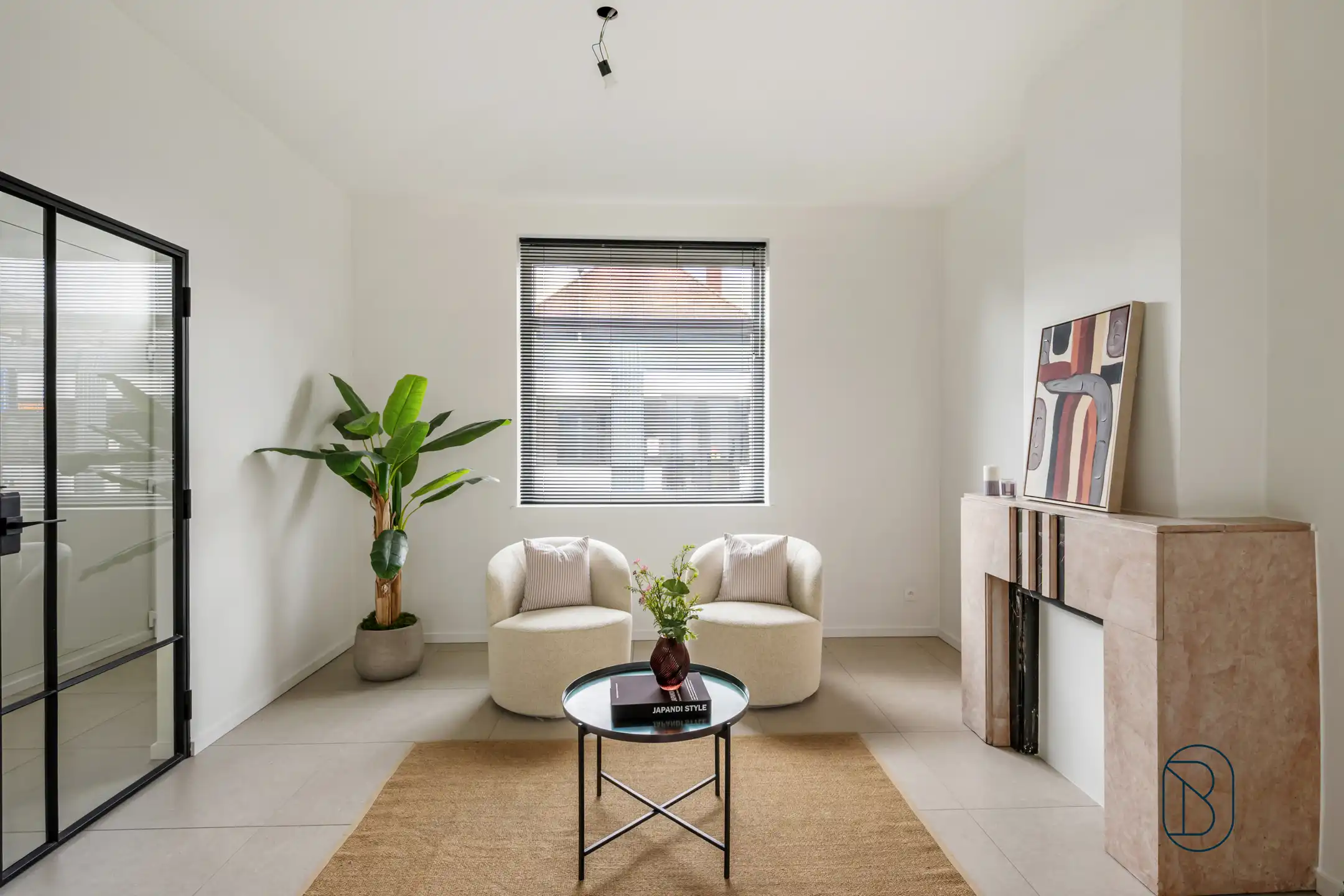 Kwalitatief gerenoveerde woning met 3 slk en leuk terras!  foto 2