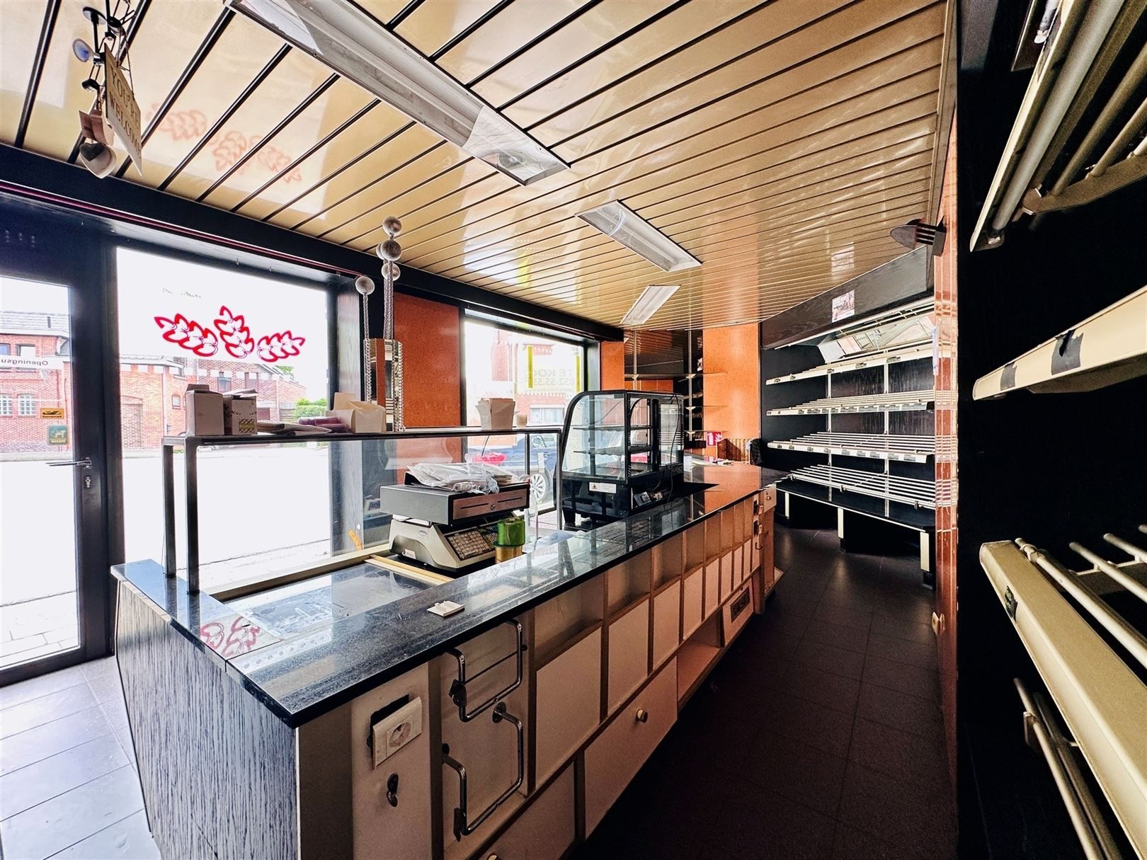 Ruime woning met diepe tuin in Grembergen met mogelijkheid tot handel of zelfstandige activiteit foto {{pictureIndex}}