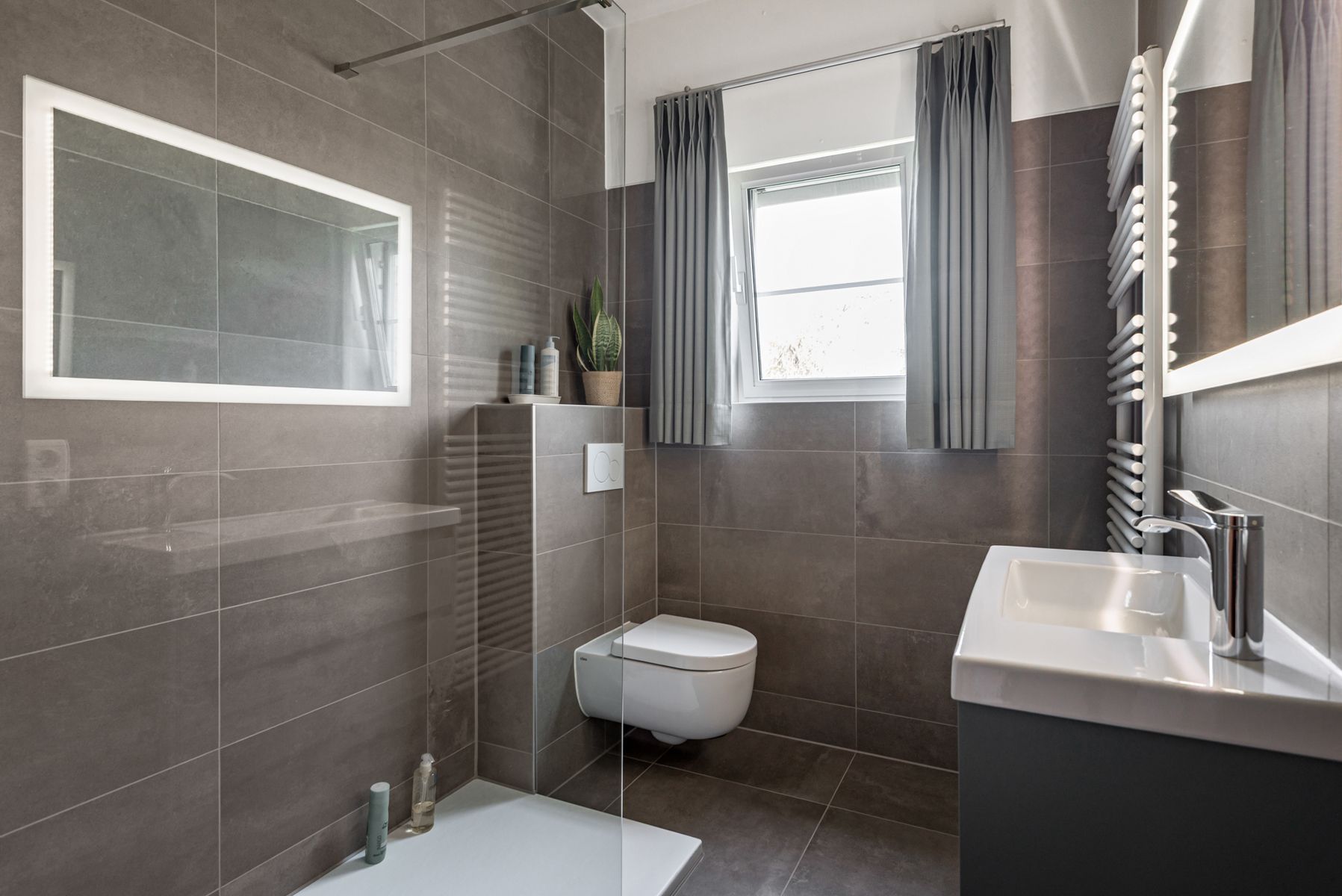 Instapklare villa/bungalow met aansluitend kantoorruimte/handelsgelijkvloers op ruim perceel! foto 8