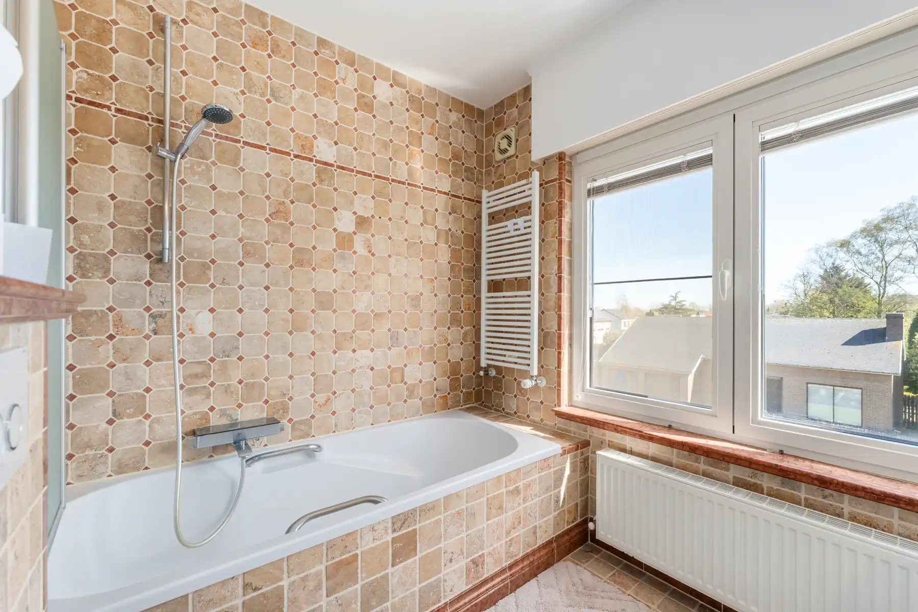 Instapklare woning met garage en tuin foto 11