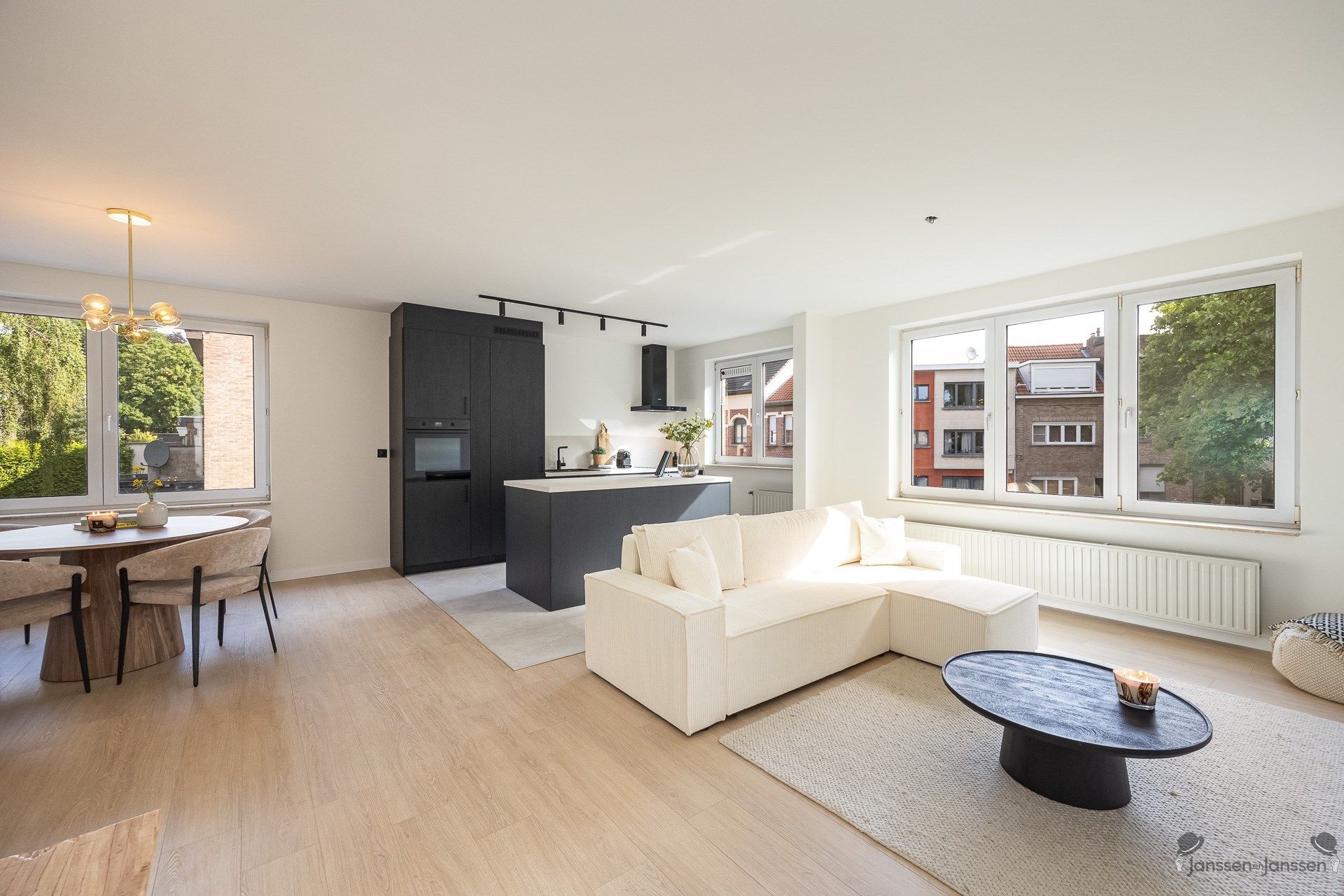 Gerenoveerd appartement met 2 slk op rustige locatie in Schoten foto {{pictureIndex}}