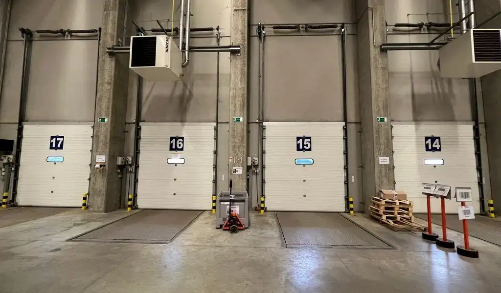 Logistieke loodsen met laadkades vlakbij R42 in Sint-Niklaas foto 4