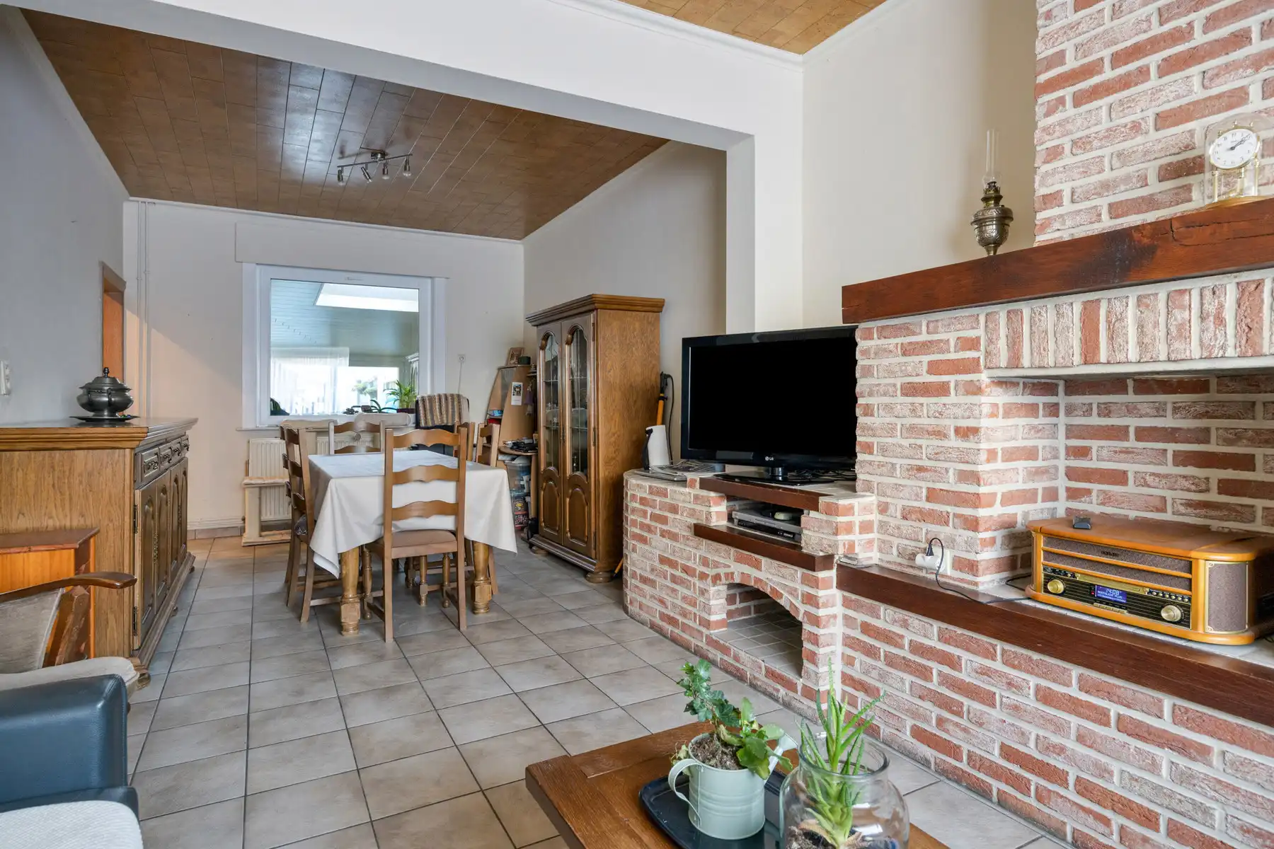 Leemans Immobiliën presenteert u  deze gerenoveerde, instapklare woning in het bruisende hart van Denderleeuw. foto 5