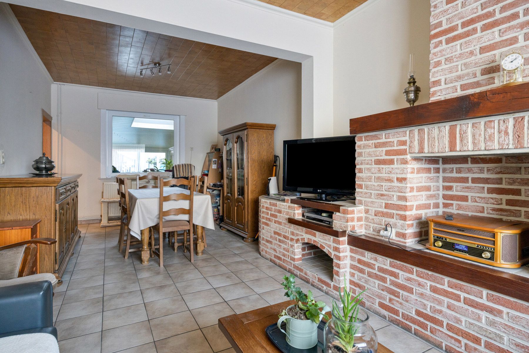 Leemans Immobiliën presenteert u  deze gerenoveerde, instapklare woning in het bruisende hart van Denderleeuw. foto 5