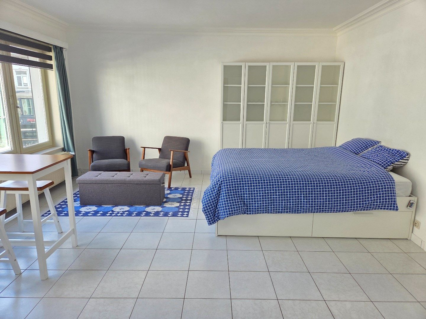 Instapklare gemeubelde studio met terras vlakbij de winkelstraat te Oostende. foto {{pictureIndex}}