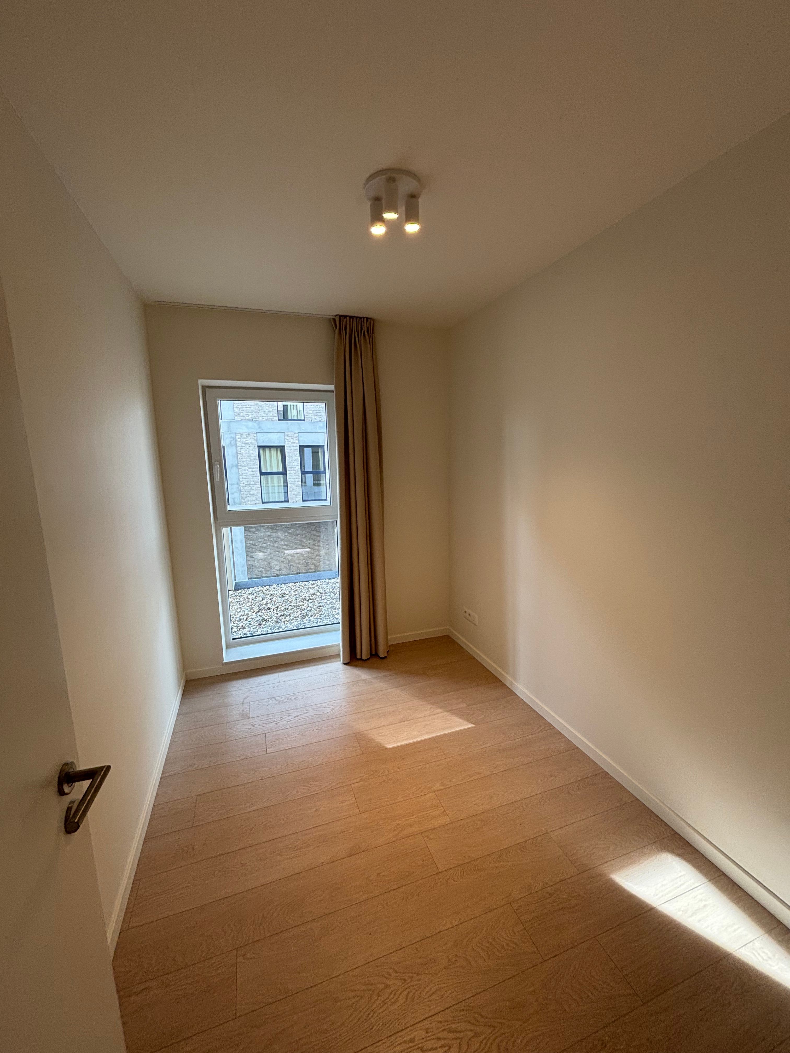 Nieuwbouw 1-slaapkamerappartement met bureau foto 5