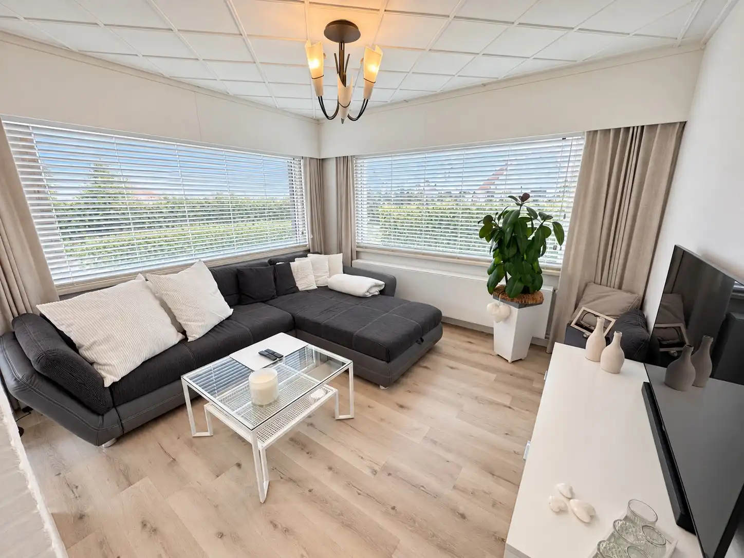 Verzorgde woning met twee slaapkamers en groot terras te huur te de Haan - Vosseslag. foto 2