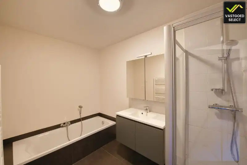 Instapklaar appartement met 2 slaapkamers, patio en parkeerplaats te huur in Assenede foto 6