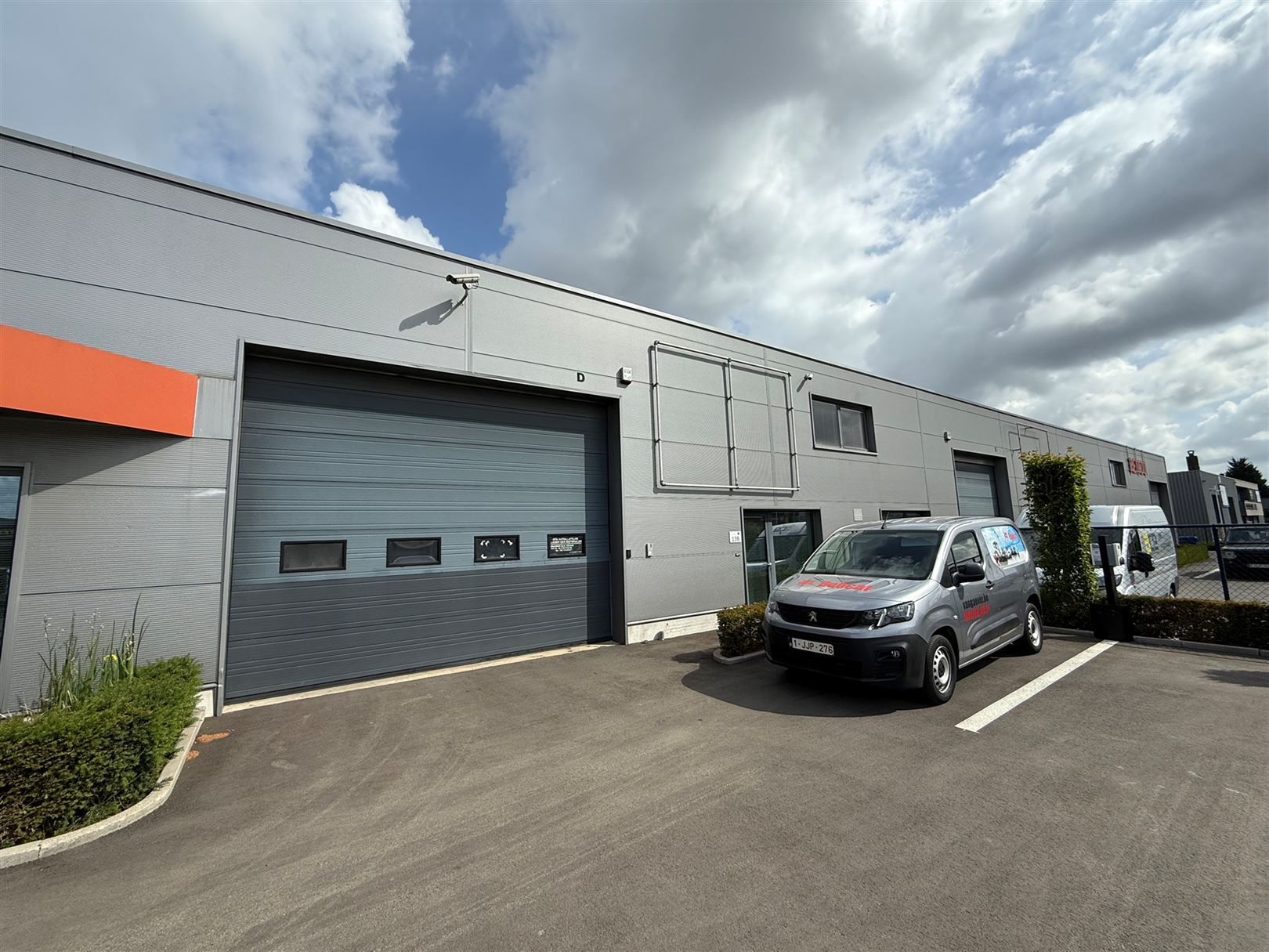 Instaplaar Magazijn met ingebouw kantoor te Lummen foto {{pictureIndex}}