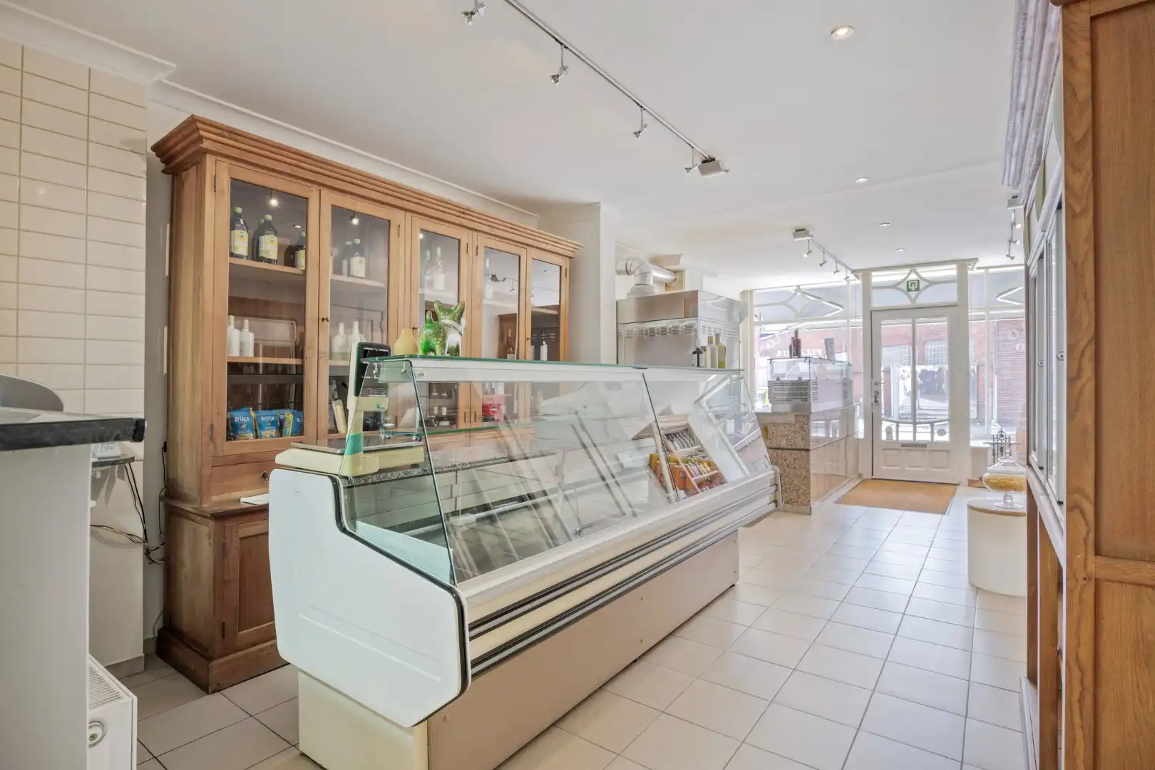 Ruime handelswoning met terras, dubbele garage en 2 parkeerplaatsen in Mol-centrum ! foto 7