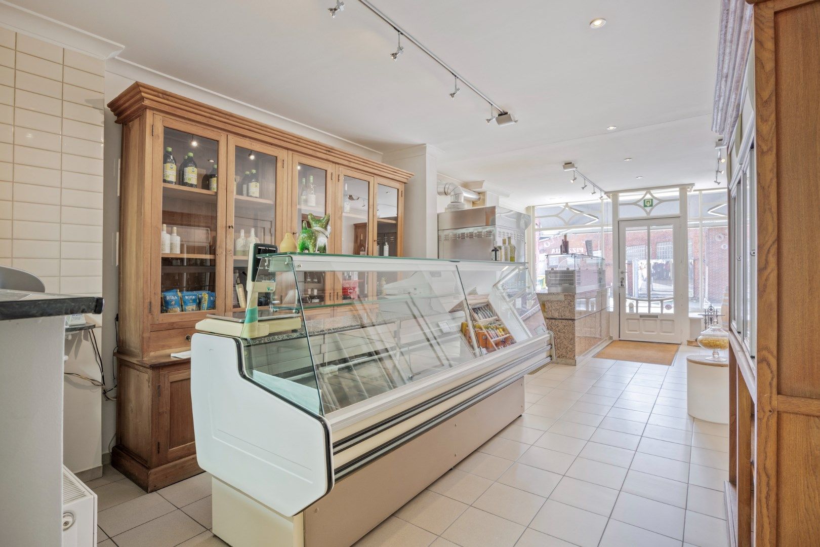 Ruime handelswoning met terras, dubbele garage en 2 parkeerplaatsen in Mol-centrum ! foto 2