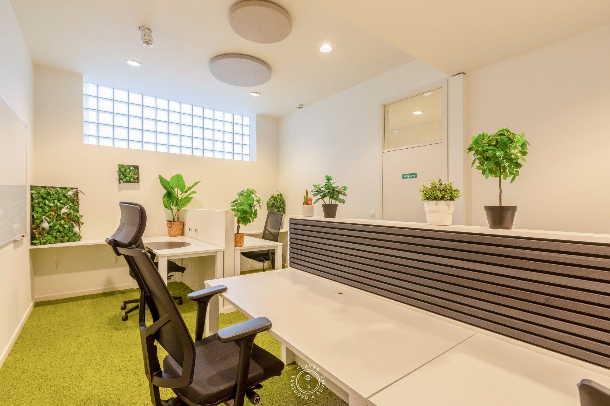 Multifunctioneel kantoorgebouw met magazijnen foto 22