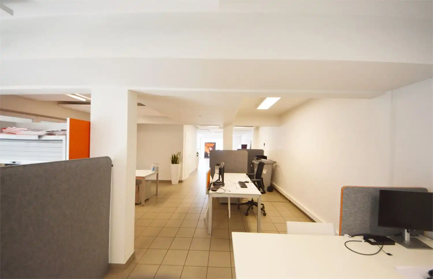 INSTAPKLAAR GELIJKVLOERS INCL. 3 PRIVE PARKINGS NABIJ E40 EN PARKLAAN foto 19