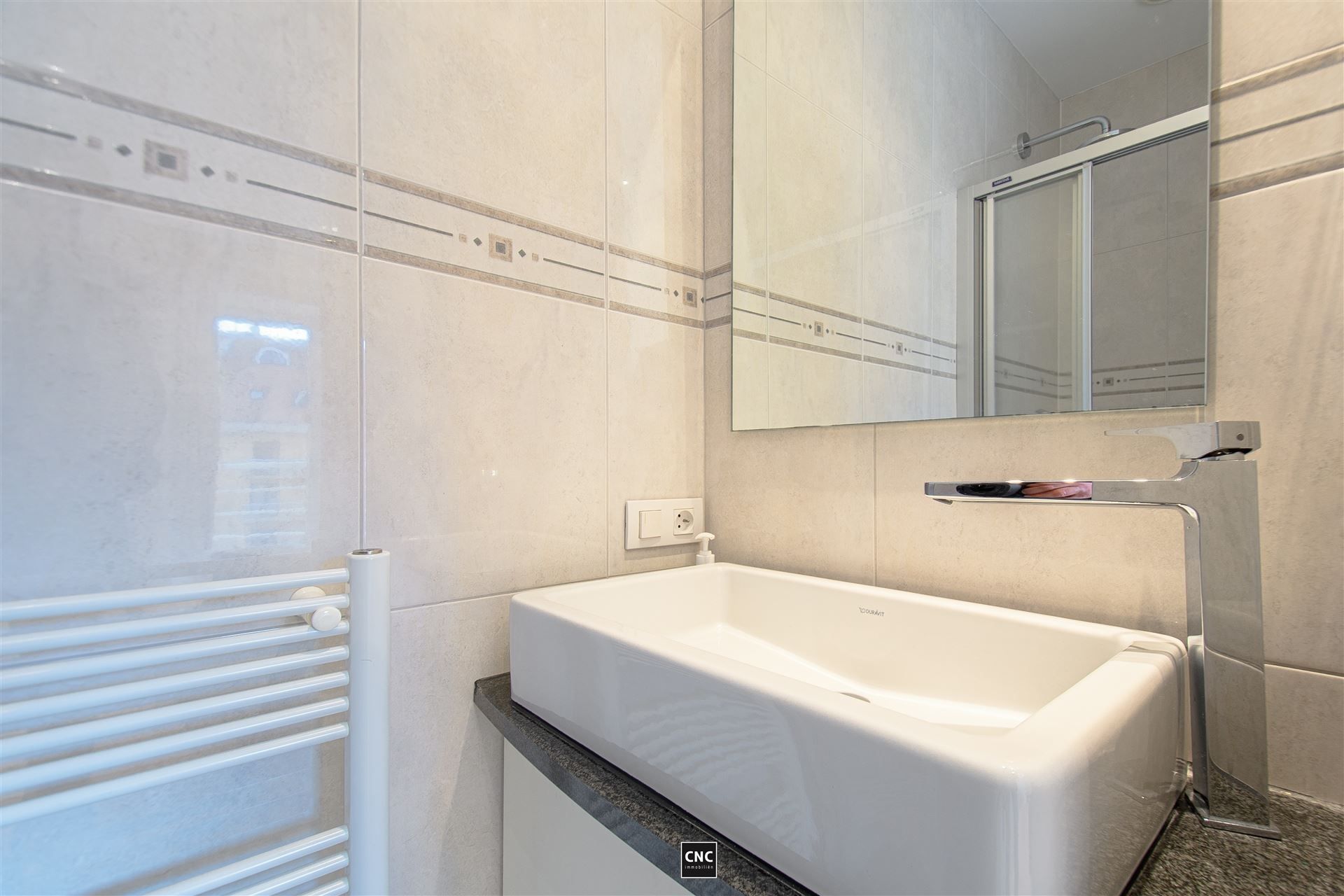 Ruim en lichtrijk appartement met zonnig terras op toplocatie in Knokke. Rustig gelegen in een karaktervolle residentie met prachtig open zicht op groen en de typische Zoute-villaatjes. foto 20