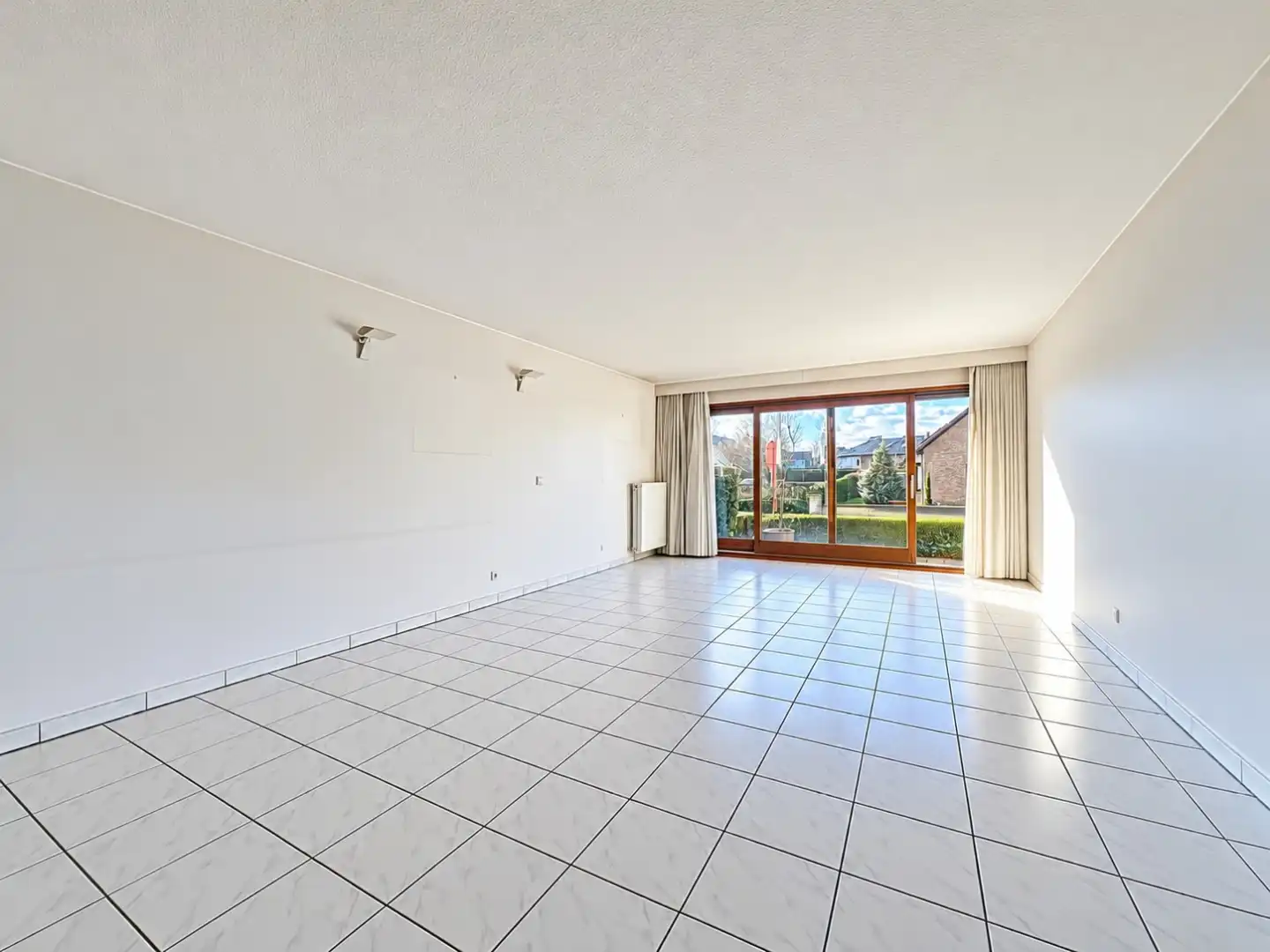 Instapklaar appartement met terras aan voor -en achterzijde. foto 2