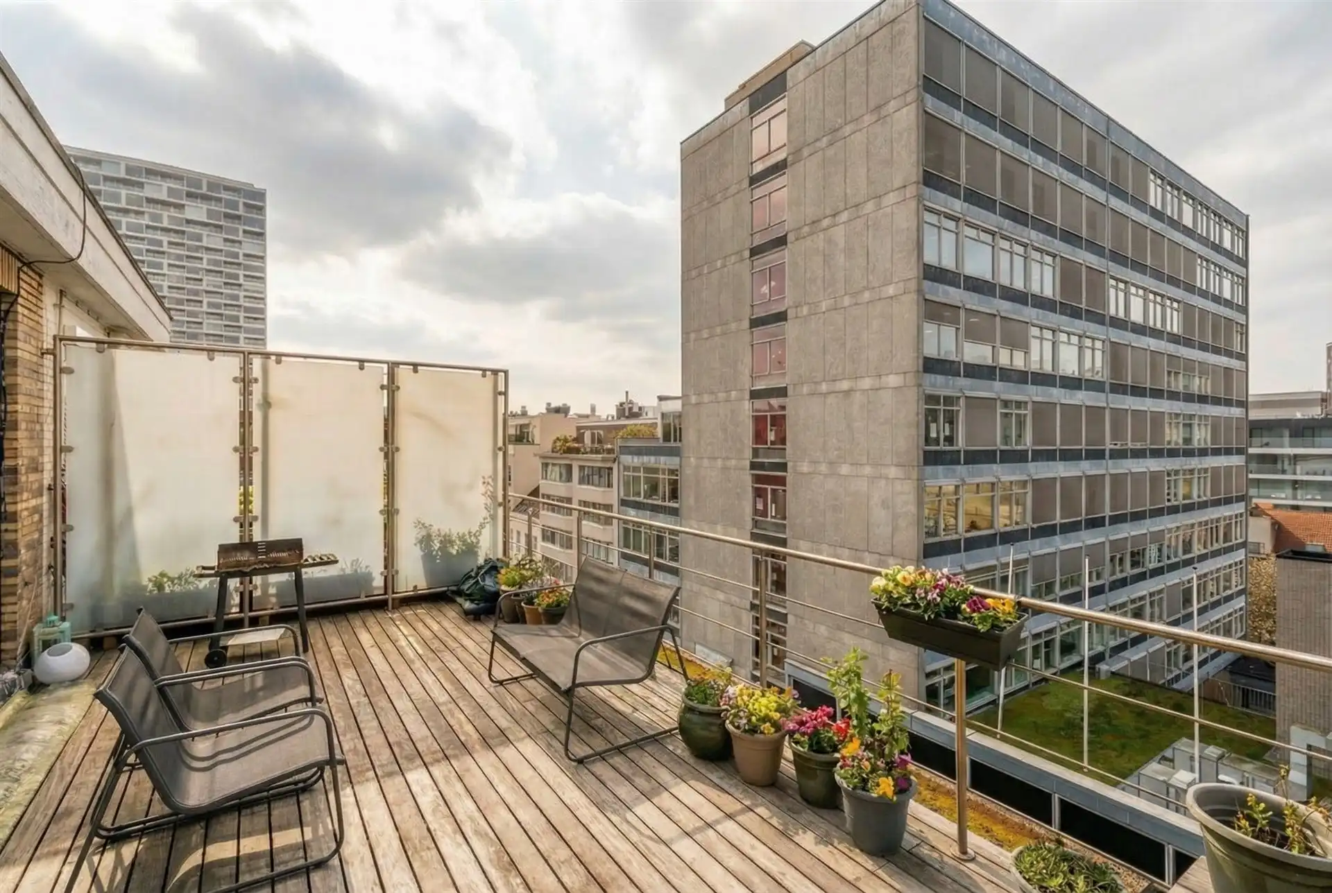 Urban Sky Living: Bright Top-Floor Apartment with Terraces. foto 2