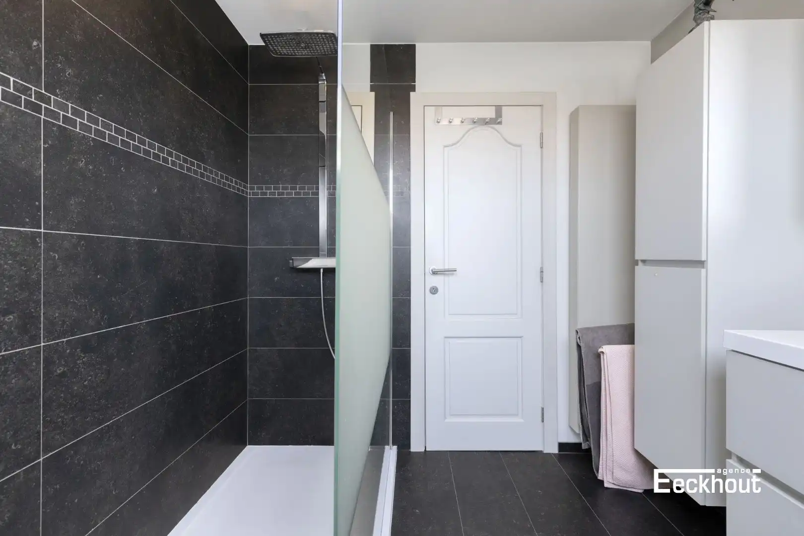 Instapklare woning met handelsruimte en met zonnige tuin! foto 13