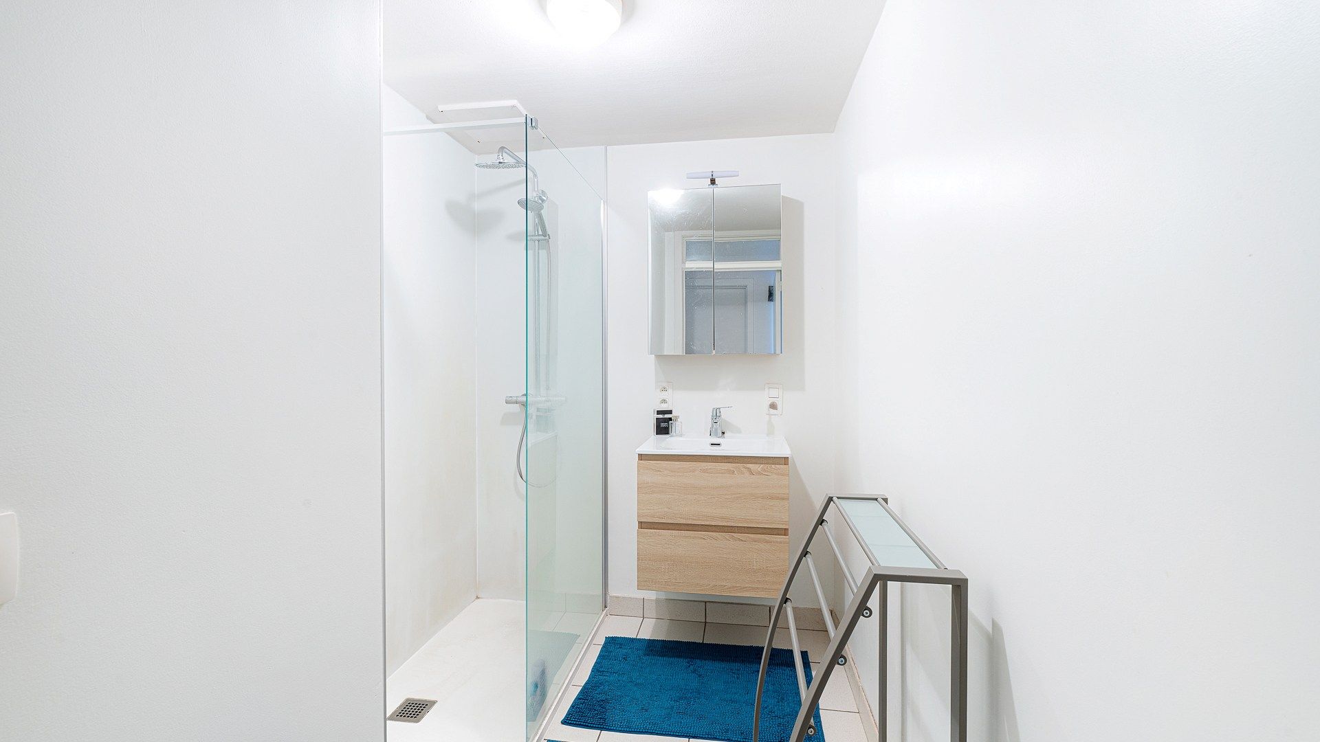 Verzorgd 2-kamer appartement in hartje Heist foto 8