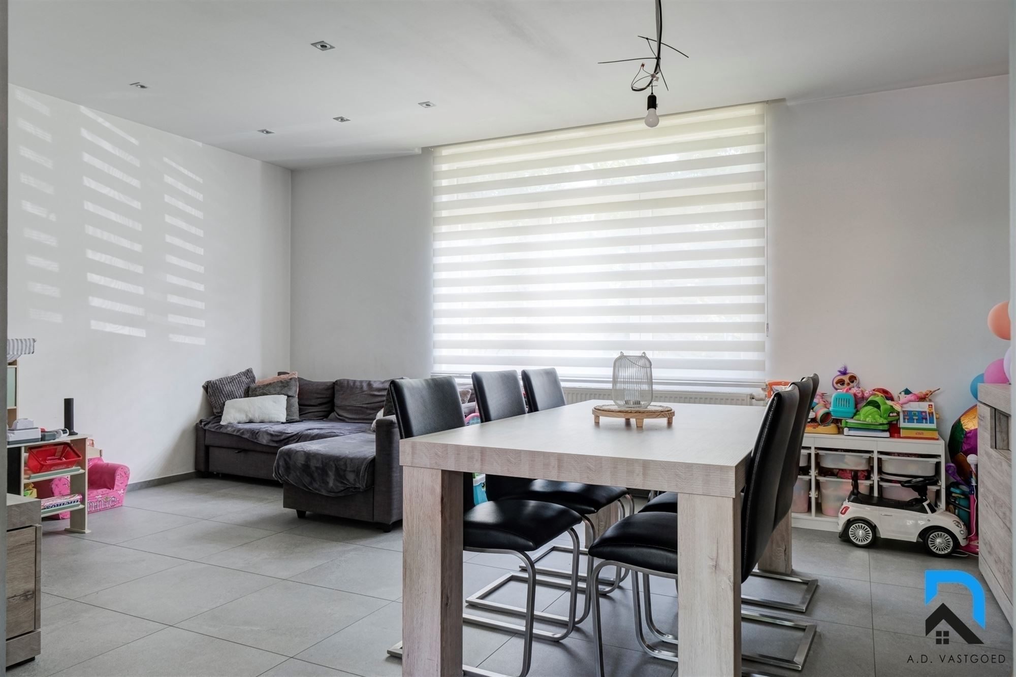 Woning met 5 slaapkamers op riant hoekperceel foto 3