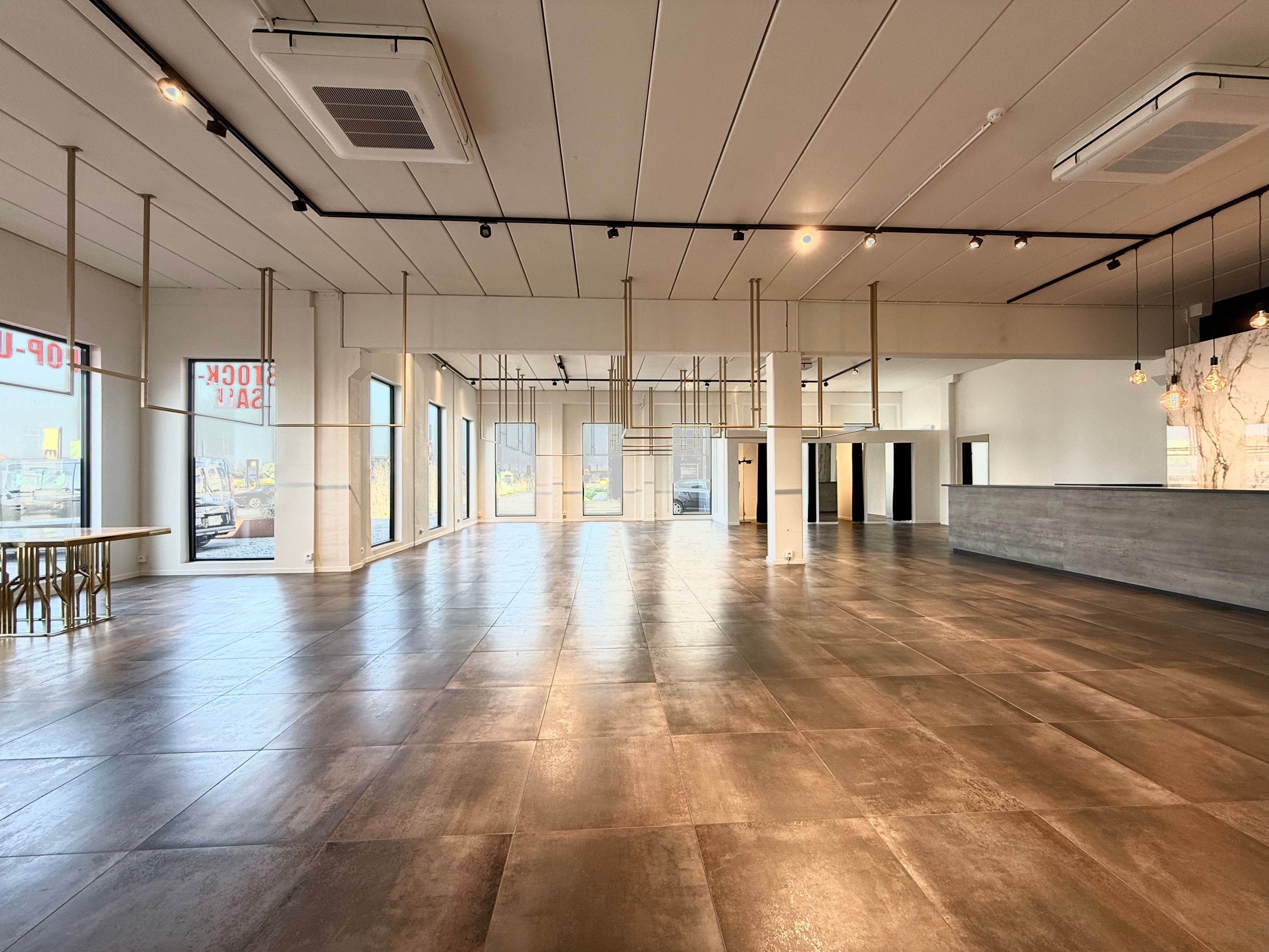 Instapklaar handelspand 428m² met 14 staanplaatsen foto 3