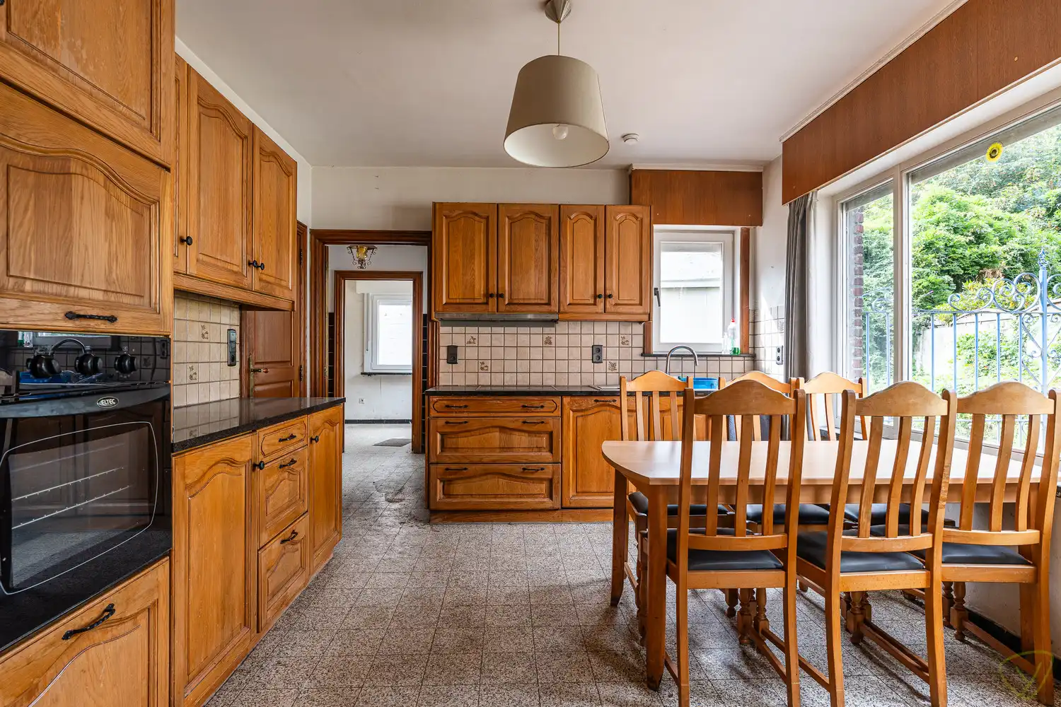 Ruime gezinswoning te koop in Eeklo met 3 slaapkamers met een ruime loods achteraan, die perfect voor een combinatie van comfortabel wonen en werken kan zijn. foto 8