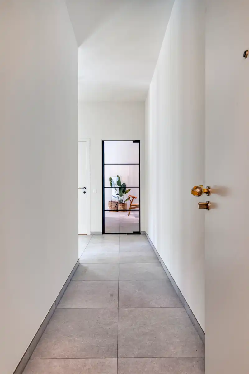 Geschilderd gelijkvloers appartement op topligging! foto 4