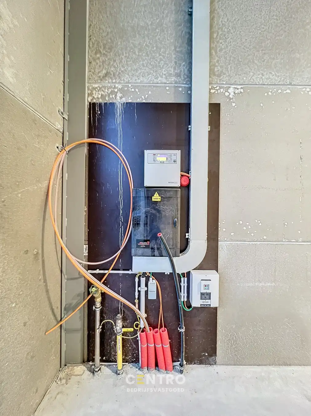 Kwalitatief en goed geïsoleerd NB MAGAZIJN (260m²), voorzien van elektrische sectionaalpoort, deur, raam (voor kantoor) en 2 private parkeerplaatsen op industriezone te Waregem. foto 9