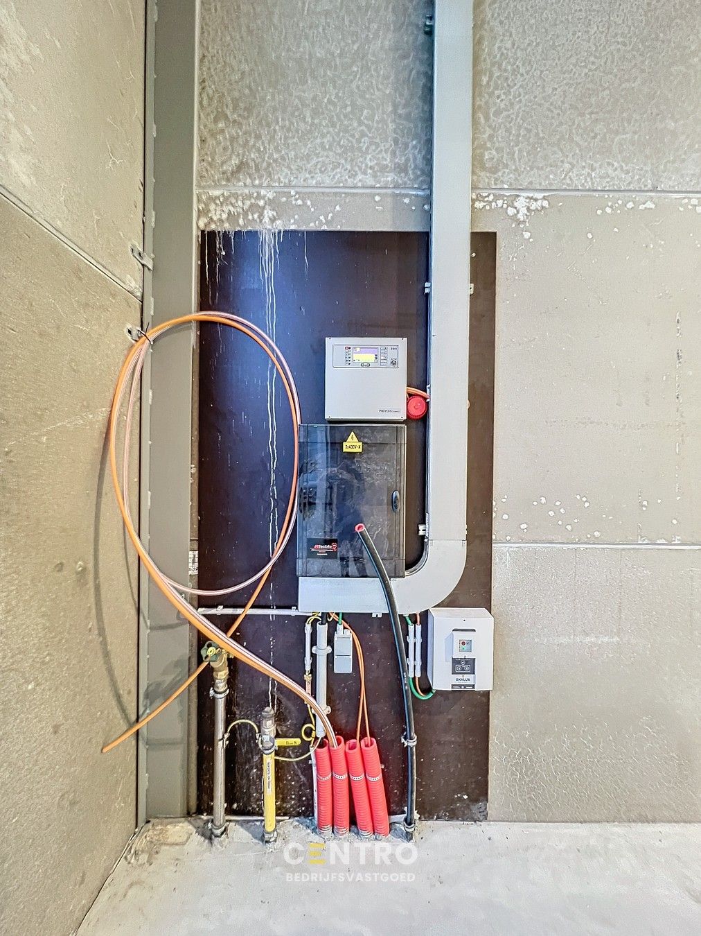 Kwalitatief en goed geïsoleerd NB MAGAZIJN (260m²), voorzien van elektrische sectionaalpoort, deur, raam (voor kantoor) en 2 private parkeerplaatsen op industriezone te Waregem. foto 9