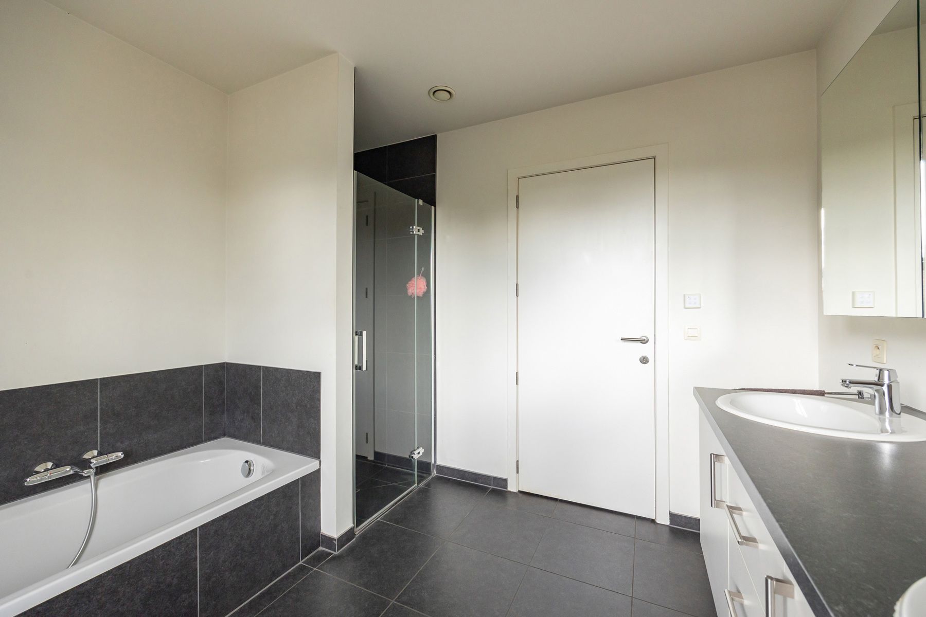 Ruim duplex-appartement (144m²) met 3 slaapkamers, 2 badkamers, 2 terrassen, zolderberging en autostaanplaats. foto 6